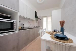 een keuken met een aanrecht met een magnetron en een tafel bij Modern Large Apartment in Rome in Rome