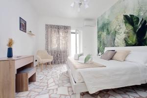 een witte slaapkamer met een bed en een bureau bij Modern Large Apartment in Rome in Rome