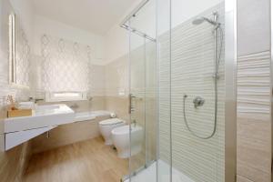 een badkamer met een douche, een toilet en een wastafel bij Modern Large Apartment in Rome in Rome