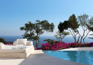 uma villa com uma piscina, uma cama e flores em Encanto Acapulco em Acapulco