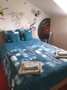 Katil atau katil-katil dalam bilik di Cute Cottage with Pool at Marciac Lake +15 gambar