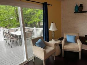- un salon avec deux chaises et une terrasse couverte avec une table dans l'établissement Home with Free Tesla Charger in Christiana, à Newark