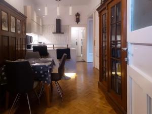 een keuken en eetkamer met een tafel en stoelen bij Parkside Large Modern Garden View Apartment in Boedapest