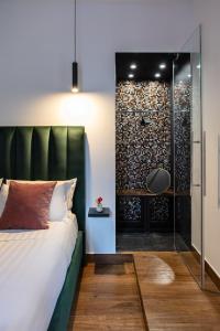 - une chambre avec un lit et une douche en verre dans l'établissement Residenza Toledo Lifestyle, à Naples
