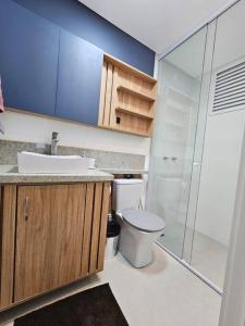 a bathroom with a toilet and a sink and a shower at Apto Completo Centro Joinville in Joinville