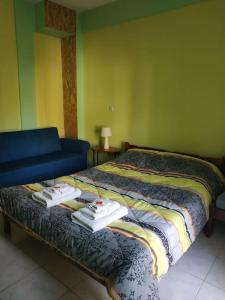 1 dormitorio con 1 cama con toallas en Eftychia’s home-Σπίτι με θέα τη λίμνη Πλαστήρα, en Ágios Athanásios