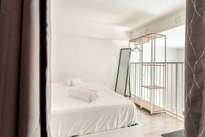 Un dormitorio con una cama blanca y una escalera en La Casa di Manu, en Cornaredo