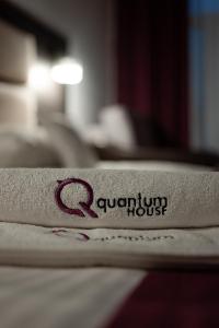 uma toalha com a palavra casa quântica escrita nela em Quantum House em Vatra Dornei