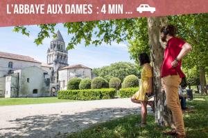 a man and a woman standing next to a tree at ღ Le Saintois • Au cœur de ville, Spacieux & Wifi in Saintes