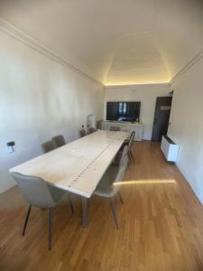 a long table in a room with chairs and a table at Locanda Leonardo Hotel in Calolziocorte