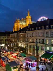 a market in front of a building with a cathedral at Grand Loft Industriel avec Vue Cathédrale Centre in Metz