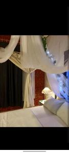 ein Schlafzimmer mit einem Bett mit einem weißen Baldachin in der Unterkunft Taksim No:5 Suit in Istanbul