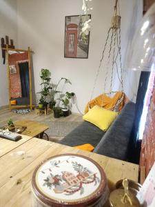 ein Wohnzimmer mit einem Sofa und einem Tisch in der Unterkunft Taksim No:5 Suit in Istanbul