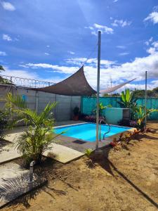 una piscina con mosquitera. en Casa Luna, espacio moderno y acogedor, en Liberia