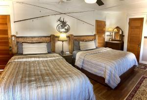1 dormitorio con 2 camas y espejo en The Hotel Eastin en Kremmling