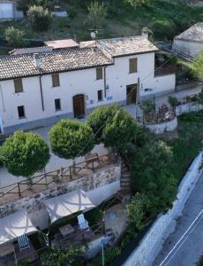 an aerial view of a house with a yard at Casa Galoppa in Trevi