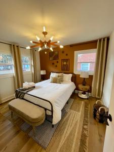 um quarto com uma cama grande e uma ventoinha de tecto em Mirabelle 3bd/1ba 5 min from Downtown/Duke/RTP em Durham