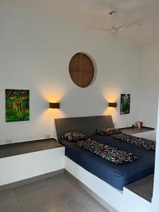 un sofá con almohadas en una habitación en Casa Alemán, en Flores
