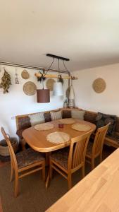 jadalnia ze stołem i kanapą w obiekcie House-tanjevica w mieście Kostanjevica na Krki