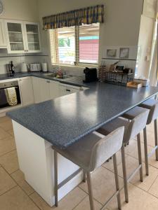 ครัวหรือมุมครัวของ Spacious resort style property with pool in Mudgee - Rest Easy Mudgee Villa