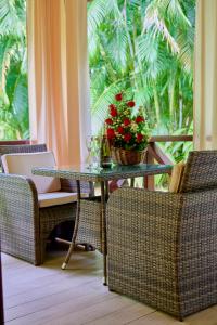 卡維塔的住宿－奧西公寓，一张桌子,上面有盆栽植物,有两把椅子