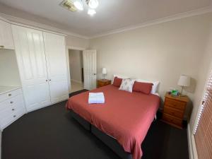 เตียงในห้องที่ Spacious resort style property with pool in Mudgee - Rest Easy Mudgee Villa