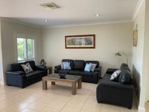 พื้นที่นั่งเล่นของ Spacious resort style property with pool in Mudgee - Rest Easy Mudgee Villa