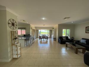 Spacious resort style property with pool in Mudgee - Rest Easy Mudgee Villa休息區