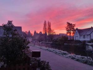 Východ nebo západ slunce při pohledu z prázdninového domu nebo okolí + 30 fotografií
