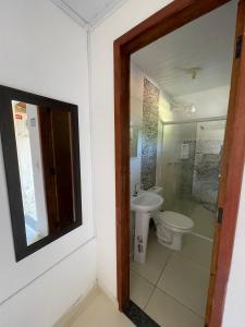 uma casa de banho com um WC e um lavatório em Beach House 44 em Ilhéus