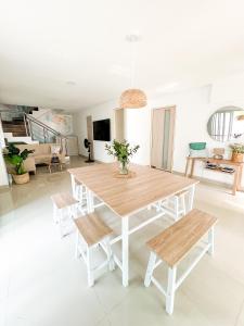 卡塔赫納的住宿－Hostal El Cielo，白色的用餐室配有木桌和椅子