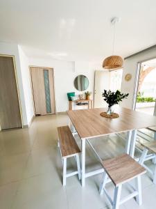 comedor con mesa de madera y sillas en Hostal El Cielo en Cartagena de Indias