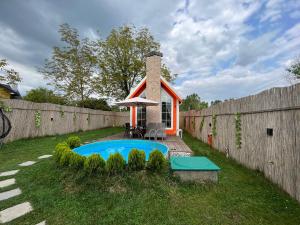 a small house with a pool in a yard at WONDERLAND TİNY HOUSE in Sapanca