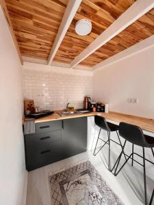 a kitchen with two black chairs and a counter at WONDERLAND TİNY HOUSE in Sapanca