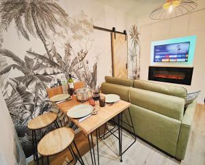 La Belle Mer / MRODBNB في كانكال: غرفة معيشة مع طاولة وأريكة