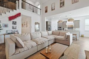 - un grand salon blanc avec un grand canapé dans l'établissement Modern Olympus View Oasis + Pool, à Waxahachie