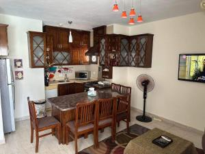 een keuken met een tafel en stoelen in een kamer bij criss resort in Sharm El Sheikh