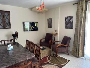 een woonkamer met een eettafel en stoelen bij criss resort in Sharm El Sheikh