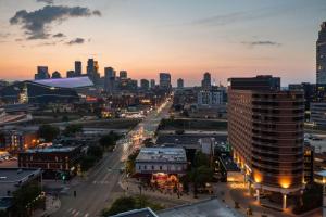 een skyline van de stad bij zonsondergang met een straat en gebouwen bij Courtyard by Marriott Minneapolis Downtown in Minneapolis