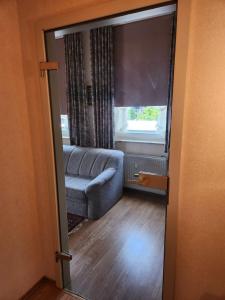 - un salon avec un canapé et une fenêtre dans l'établissement Apartment 31, im Zentrum Braunlage, à Braunlage