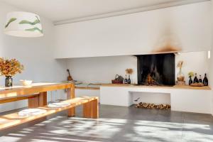 - un salon avec une cheminée et une table dans l'établissement Hiša Ana, à Komen