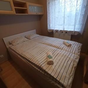 a bed with two towels on top of it at Apartament Dunikowskiego 57m2 in Lublin
