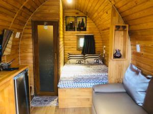 una camera da letto con un letto in una cabina di legno di BUNGALOW DANANG Healing Homestay a Khương Mỹ (2)