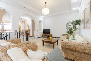 sala de estar con 2 sofás y TV en Private Paradise Deluxe by Fidalsa, en Crevillente