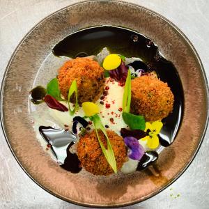 un plato de comida con algo de comida. en Hotel & Restaurant Grüner Baum Merzhausen, en Freiburg im Breisgau