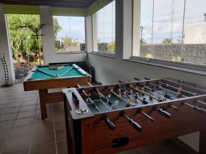 Villa Marina Deluxe & Spa Pool في بلايا بلانكا: غرفة ألعاب مع طاولة بلياردو وبلياردو