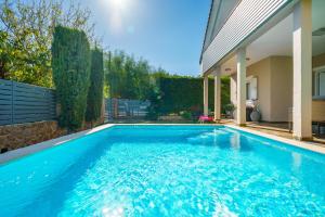 Bazén v ubytování Athina Sea Villa Close To Athens nebo v jeho okolí