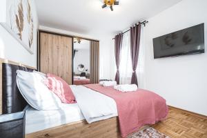 ザグレブにあるColors Of Urban City - Zagrebのベッドルーム1室(ピンクの毛布付きのベッド1台付)