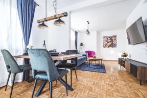 ザグレブにあるColors Of Urban City - Zagrebのリビングルーム(ダイニングルームテーブル、椅子付)