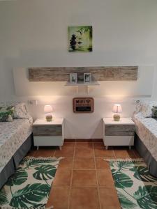 Zimmer mit 2 Betten und 2 Tischen mit Lampen in der Unterkunft Bed&Breakfast Las Salinas House Private Rooms in Ses Salines